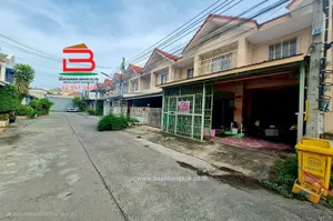 ทาวน์เฮาส์ หมู่บ้าน วิโรจน์วิลล์ เนื้อที่ 18.2 ตรว. ถนนทางหลวงหมายเลข 345 ตำบลละหาร อำเภอบางบัวทอง จังหวัดนนทบุรี