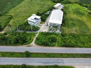 ขายที่ดินพร้อมสิ่งปลูกสร้าง 3 อาคาร ปราจีนบุรี 75 ล้านบาท
