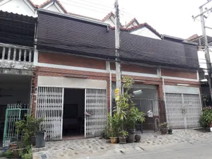 บ้านทาวเฮ้าส์ 3 ชั้น ซอยเพชรเกษม 48 แยก 49 (ซอยแหลมทอง)