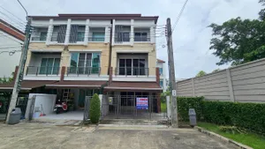 ขายด่วน ทาวน์โฮม 3 ชั้น หมู่บ้านกลางเมือง เกษตร - นวมินทร์  หลังริม เนื้อที่ 51.7 ตารางวา 3 ห้องนอน 3 ห้องน้ำ  2 จอด