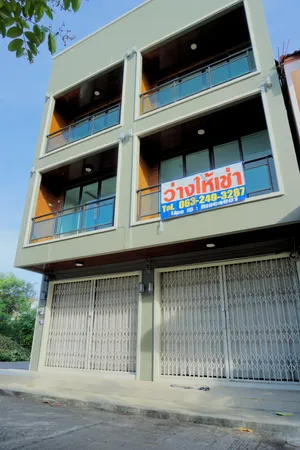 บ้านว่างให้เช่า (อาคารพาณิชย์ 3 ชั้น) ใกล้ บขส พัทลุง เพียง 100 เมตร Commercial building for rent near Phatthalung Bus Terminal, just 100 meters away.