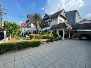 ขายบ้านเดี่ยวหมู่บ้านประชาชื่น ซอยสามัคคี 63 4 ห้องนอน 4 ห้องน้ำห้องนอนสี่ห้องน้ำ จอดรถได้ห้าถึงหกคัน เนื้อที่ 150 ตารางวา บ้านสภาพดีพร้อมเข้าอยู่ เดินทางสะดวก