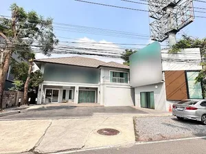 ขาย และ ให้เช่า  บ้านเดี่ยว 2 ชั้นติดถนนใหญ่เลียบทางด่วนรามอินทรา ก่อนถึง Central Eastville
