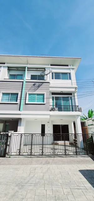 ขายด่วน! เทาว์โฮมบ้านมุม3ชั้น​ ปรับปรุง​ใหม่​ ใกล้รถไฟฟ้า​ ถ.เฉลิม​พระ​เกียรติ​ร.9 ซ.8