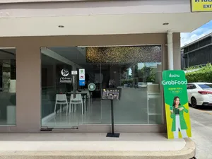Call : 092-815-2676 เซ้งร้านอาหาร ทำเลทองใจกลางเมืองปากซอยอ่อนนุช 19 เขตสวนหลวง พื้นที่ 65 ตารางเมตร ส่วนครัวแยก พร้อมอุปกรณ์ครบ มีที่จอดรถ