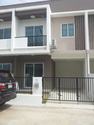 บ้านทาวน์โฮม สภาพใหม่ ใกล้ถนนหลัก