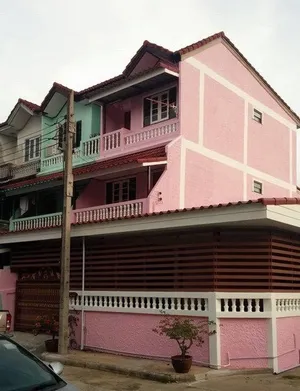 ขายด่วน ทาวน์เฮ้าส์ 3 ชั้น ห้องมุม 4 ห้องนอน 3 ห้องน้ำ + ห้องเก็บของขนาดใหญ่ 
