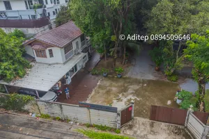 ขายบ้านพร้อมที่ดินแปลงใหญ่ 549 ตร.ว. ลาดพร้าว 107 ซอยเดียวกับมหาวิทยาลัยรัตนบัณฑิต (RBAC)