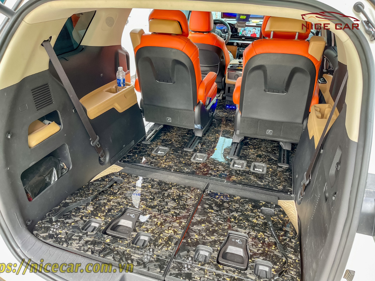 do-san-Carbon-Crystal-Ford-Tourneo-sang-trong-3.