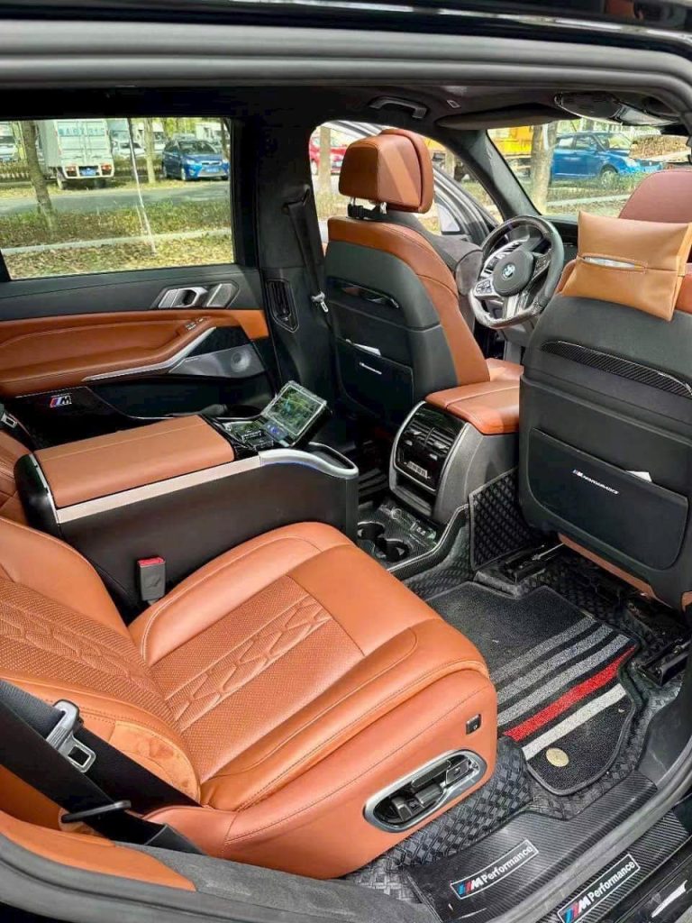 Độ ghế limousine BMW X7 1