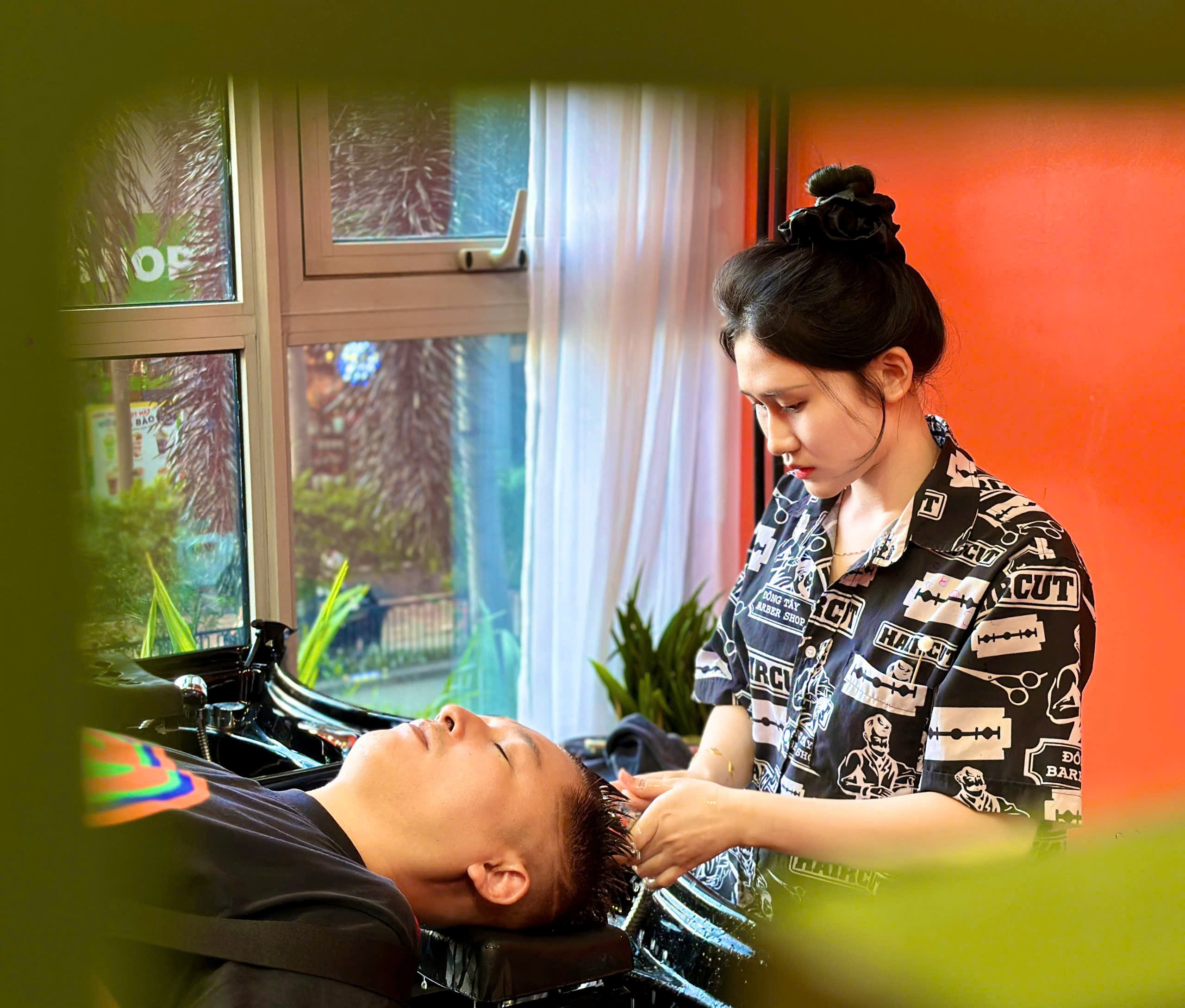 Chiếc Ghế, Cô Gái & Những Câu Chuyện: Hành Trình Của Đỗ Thị Nga Tại Đông Tây Barbershop