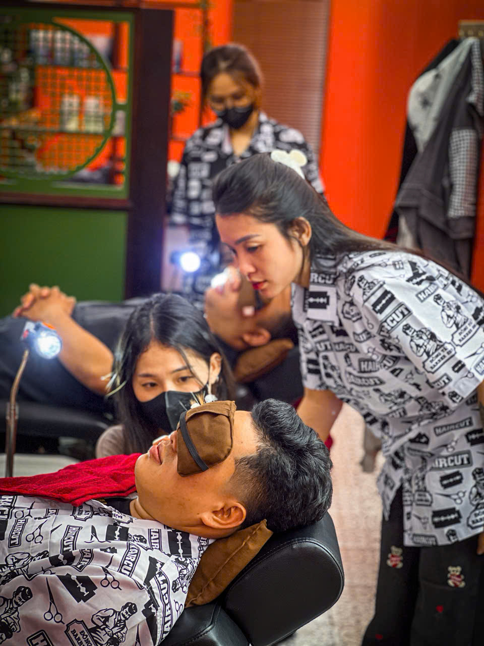 “Ngôi Nhà Màu Cam” của Đông Tây Barbershop: Hành Trình Gieo Nghề, Trao Cơ Hội và Tấm Lòng Cô Giáo Trần Thị Muội