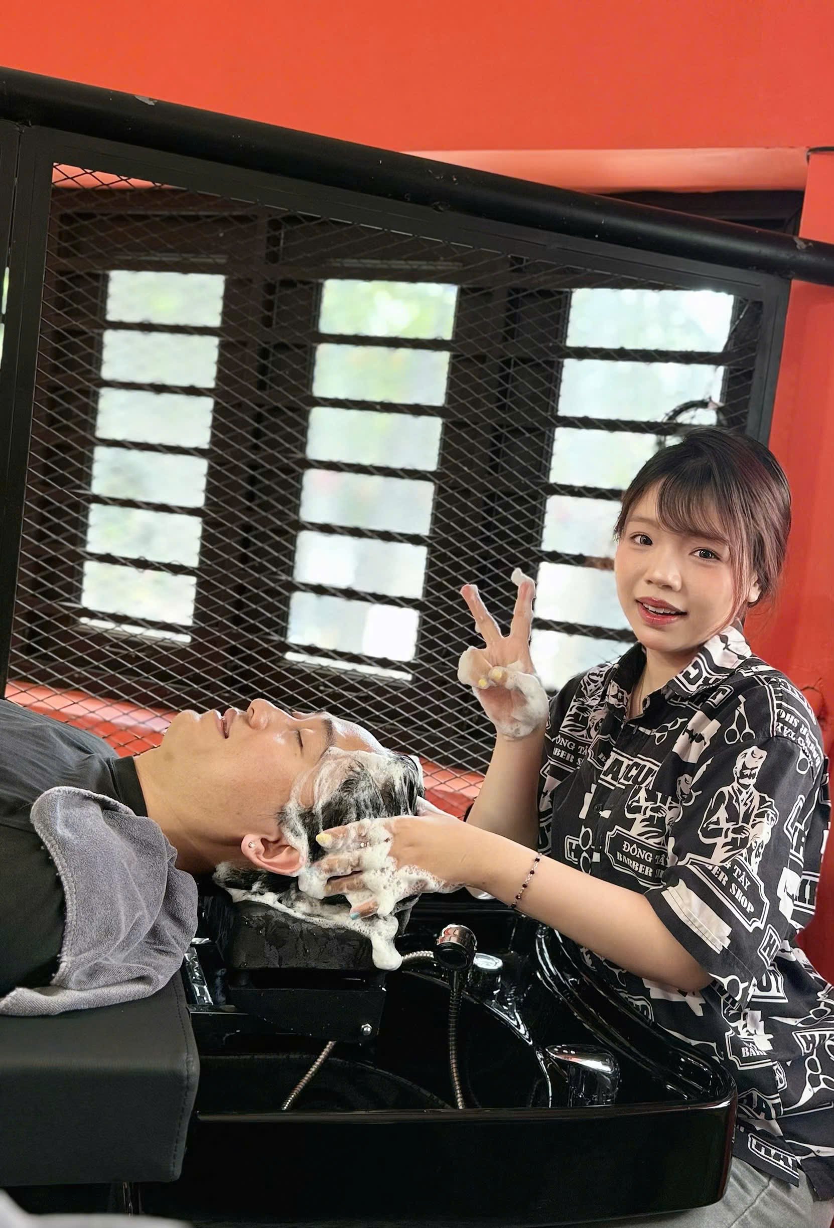 Nguyễn Hoàng Ánh Mai: Gần 5 Năm Gắn Bó Với Dịch Vụ Chăm Sóc Khách Hàng Tại Đông Tây Barbershop