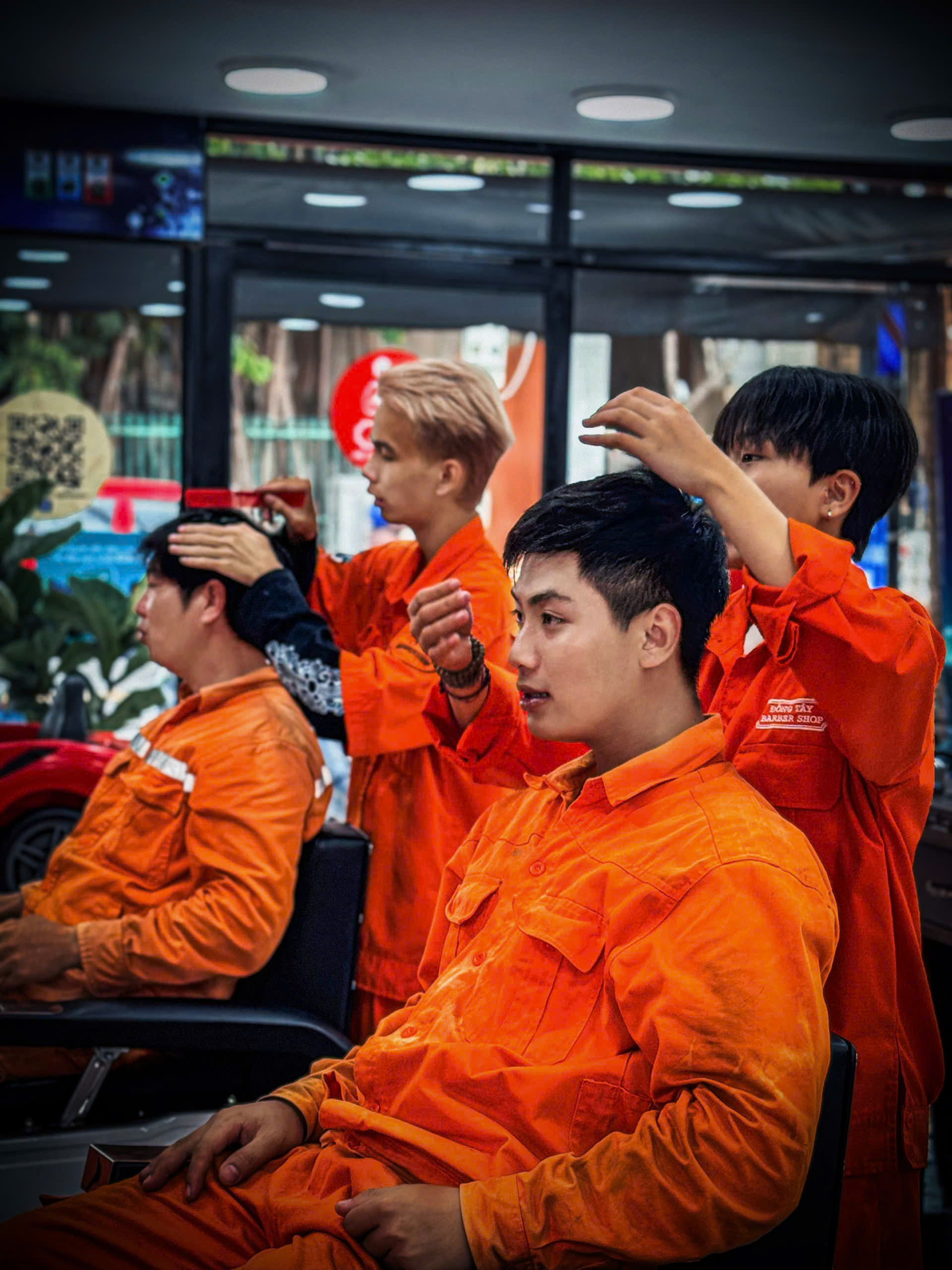 Tuyển Thợ Cắt Tóc Nam Gò Vấp: Gia Nhập Đông Tây Barbershop Ngay!