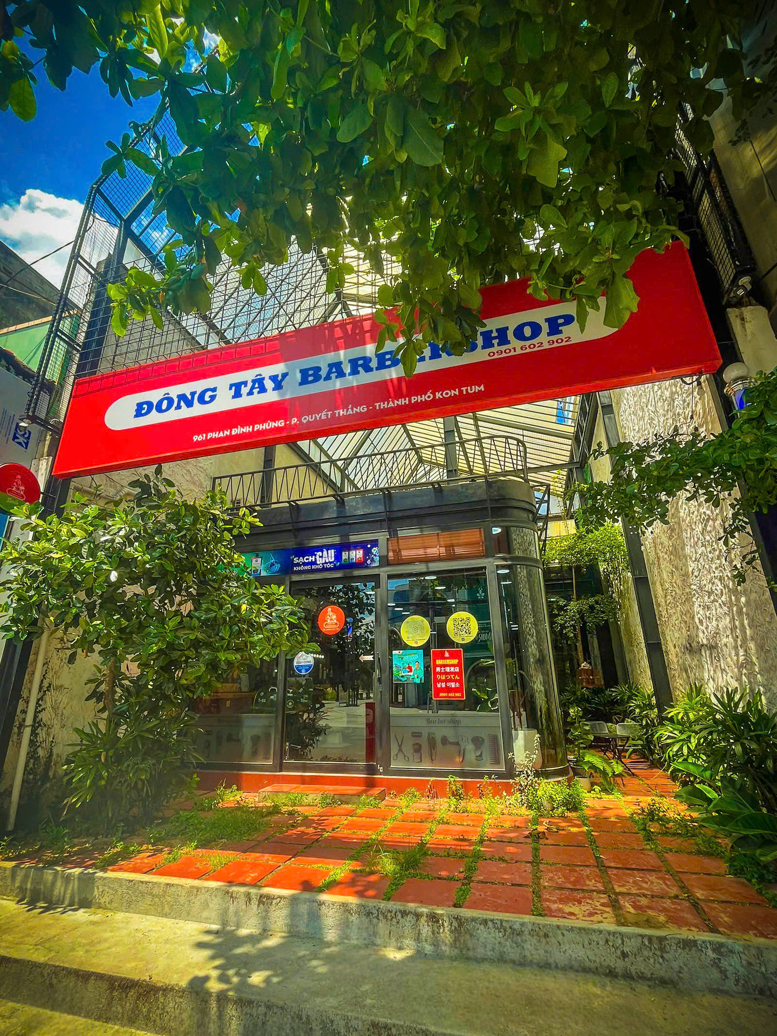 Đông Tây Barbershop Kon Tum: Trải Nghiệm Cắt Tóc Giữa Không Gian Xanh Mát