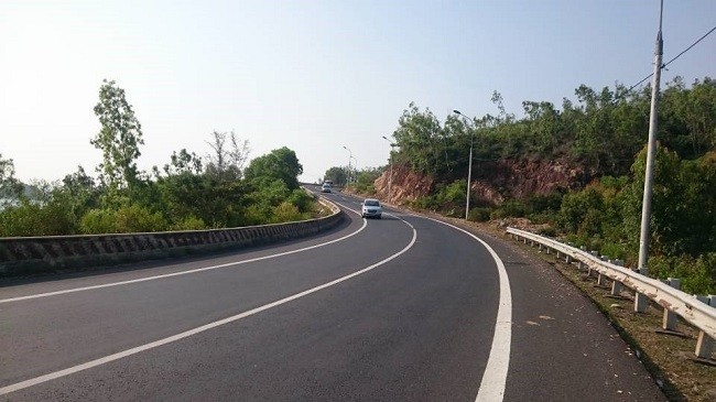 Vạch màu trắng, dạng vạch đơn, nét liền