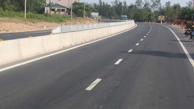 Vạch màu trắng, dạng vạch đơn, đứt nét