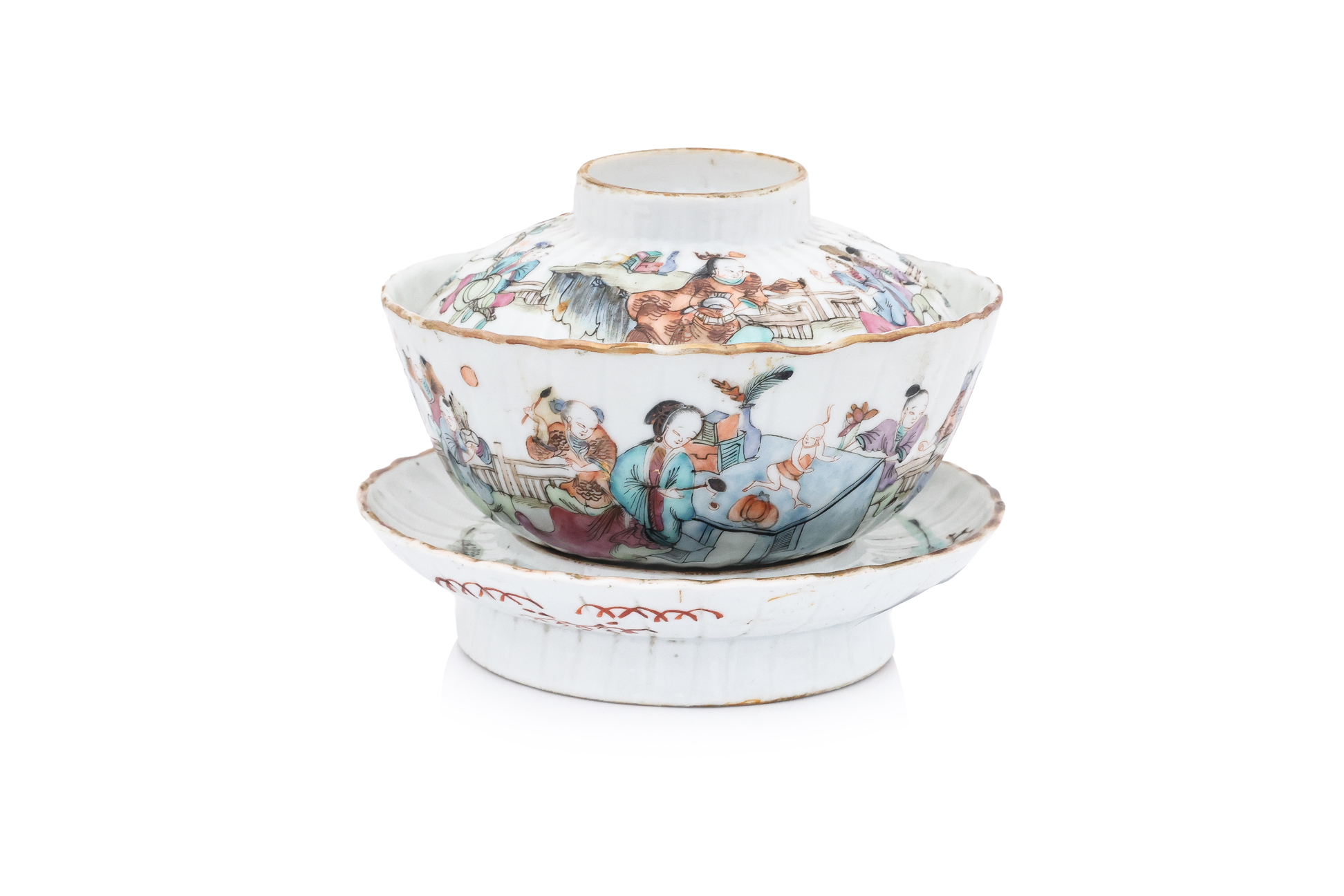 A FAMILLE ROSE FLUTED TEA BOWL, COVER AND STAND