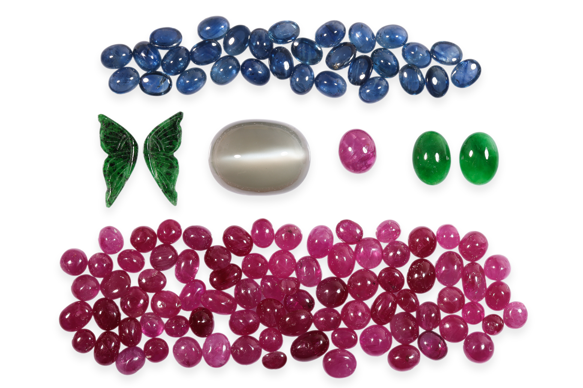 A GROUP OF ASSORTED LOOSE CABOCHON GEMSTONES AND A CARVED BUTTERFLY