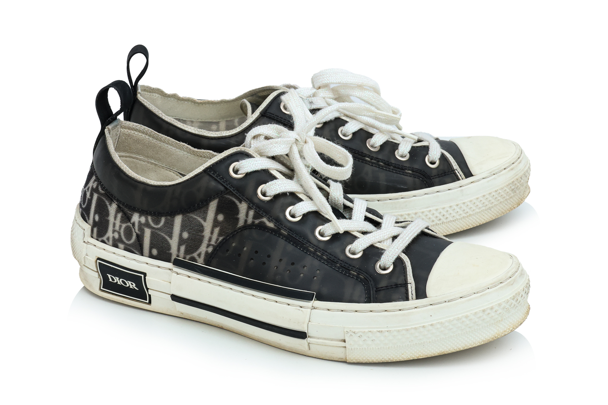 DIOR - A PAIR OF BLACK AND WHITE SNEAKERS