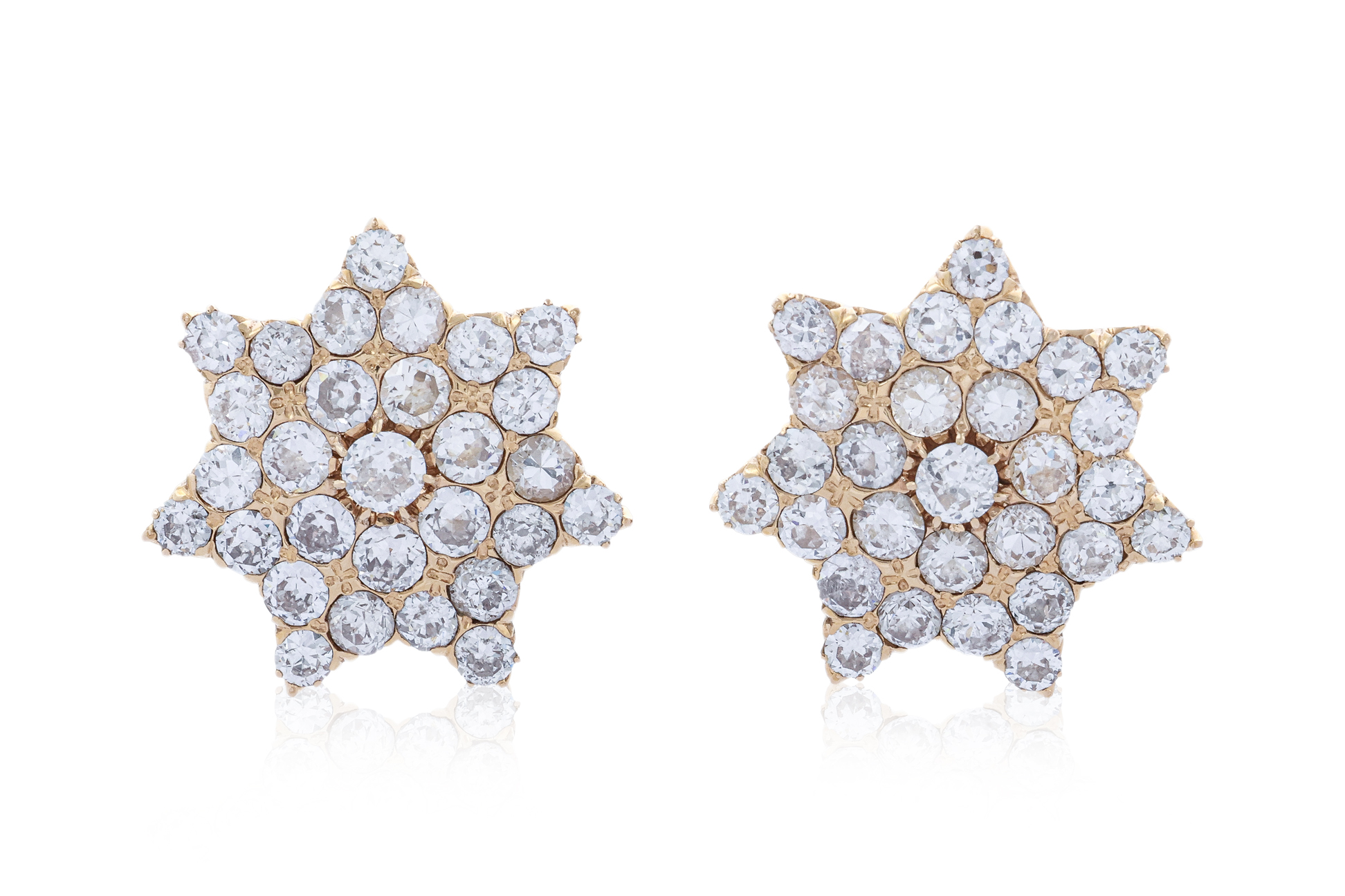 A PAIR OF DIAMOND CLUSTER EARRINGS