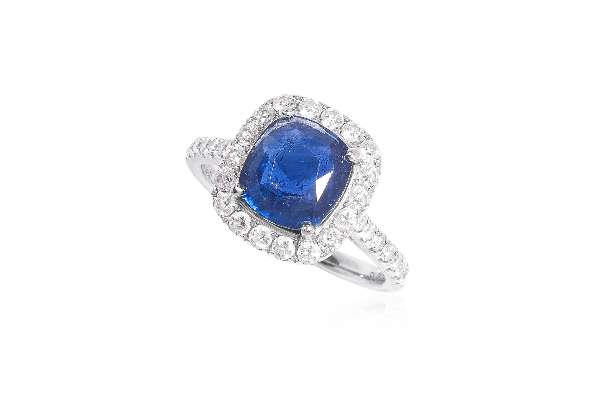 A ROYAL BLUE SAPPHIRE AND DIAMOND RING