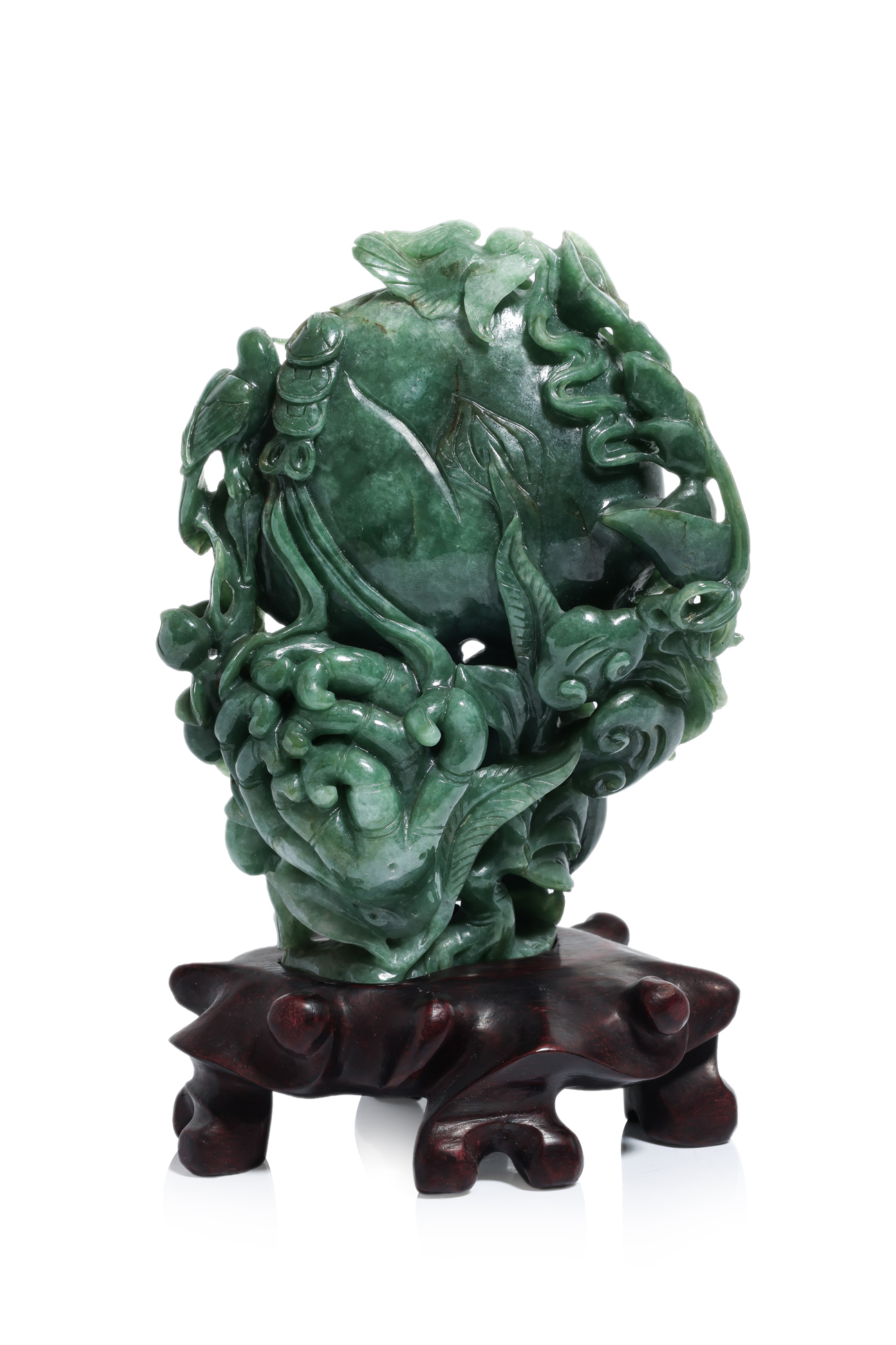 A SPINACH GREEN JADEITE CARVING OF PEACHES AND A FINGER CITRON