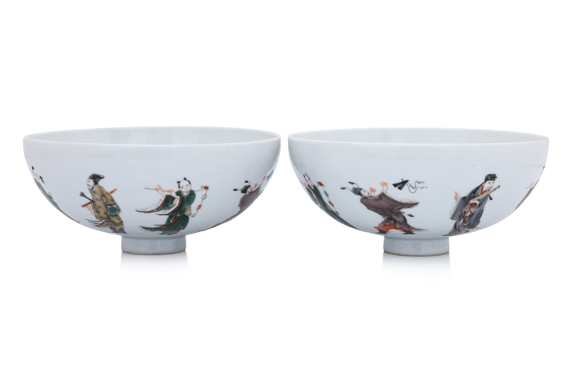 A PAIR OF FAMILLE VERTE 'EIGHT IMMORTALS' BOWLS