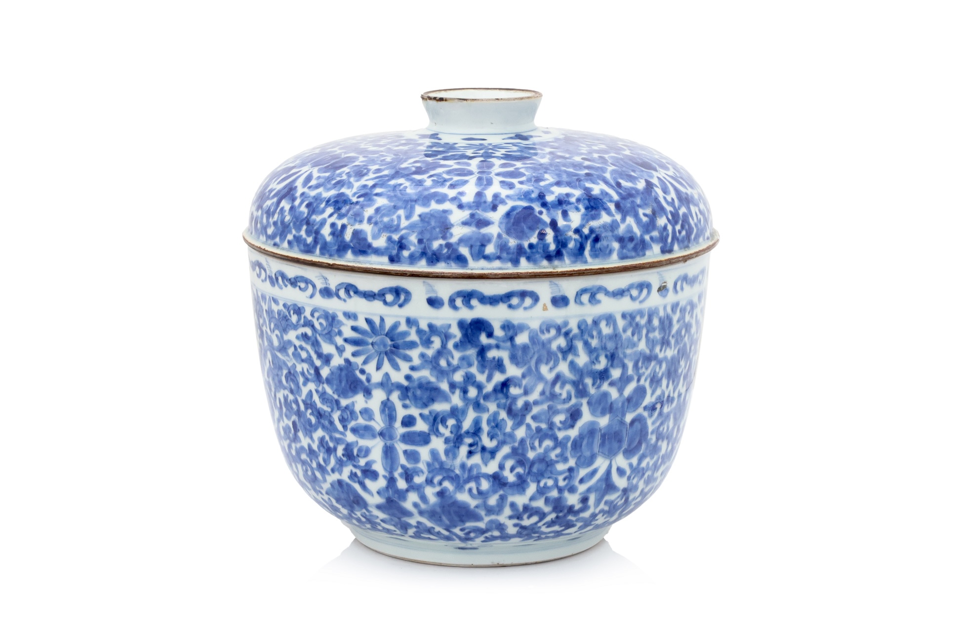 A LARGE BLUE AND WHITE PORCELAIN COVERED JAR