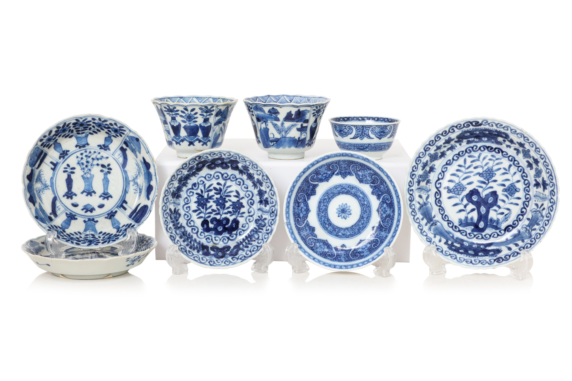 A GROUP OF BLUE AND WHITE PORCELAIN TEA BOWLS AND SAUCERS