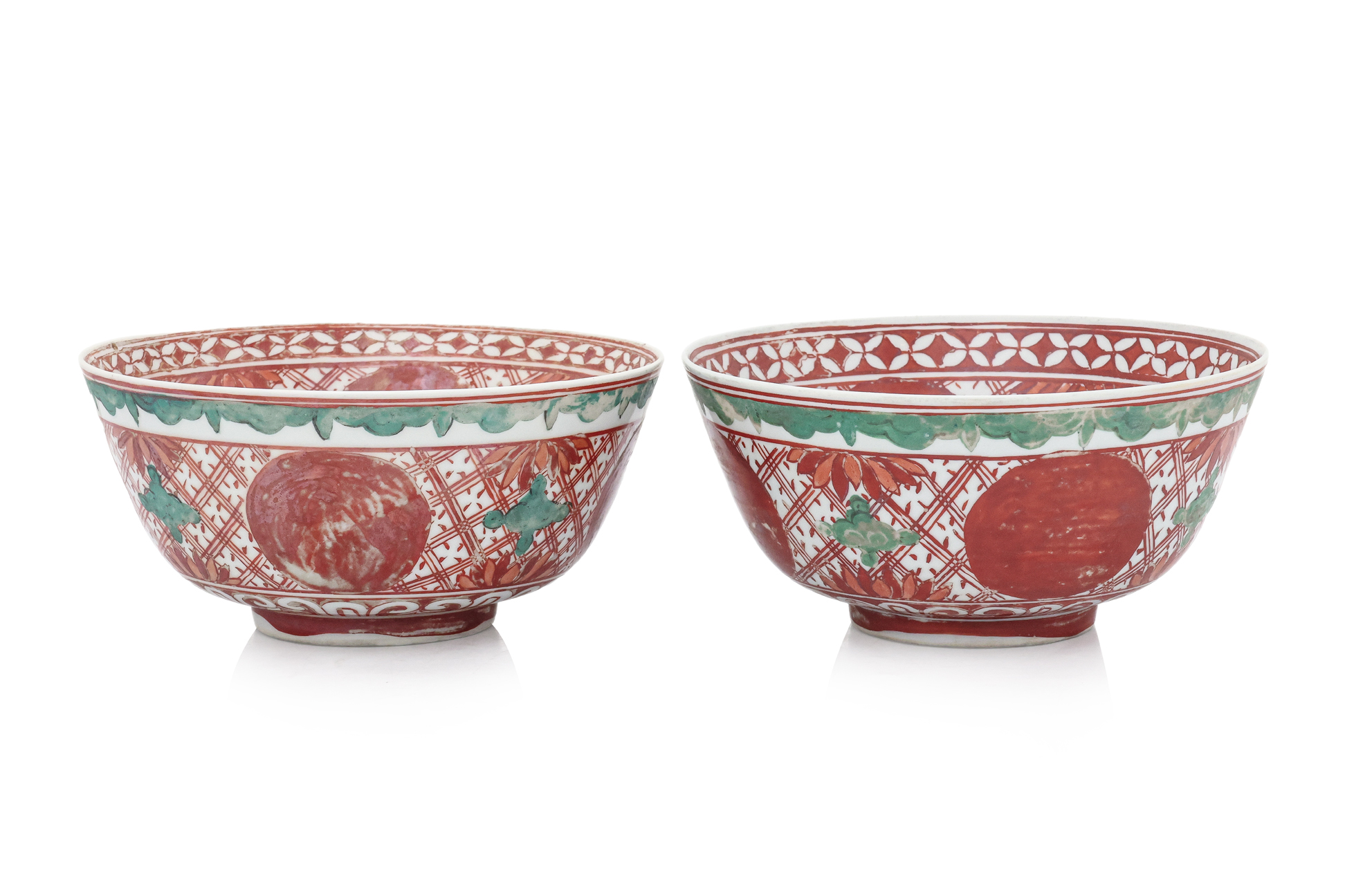 A PAIR OF ARITA IRON-RED DECORATED PORCELAIN BOWLS