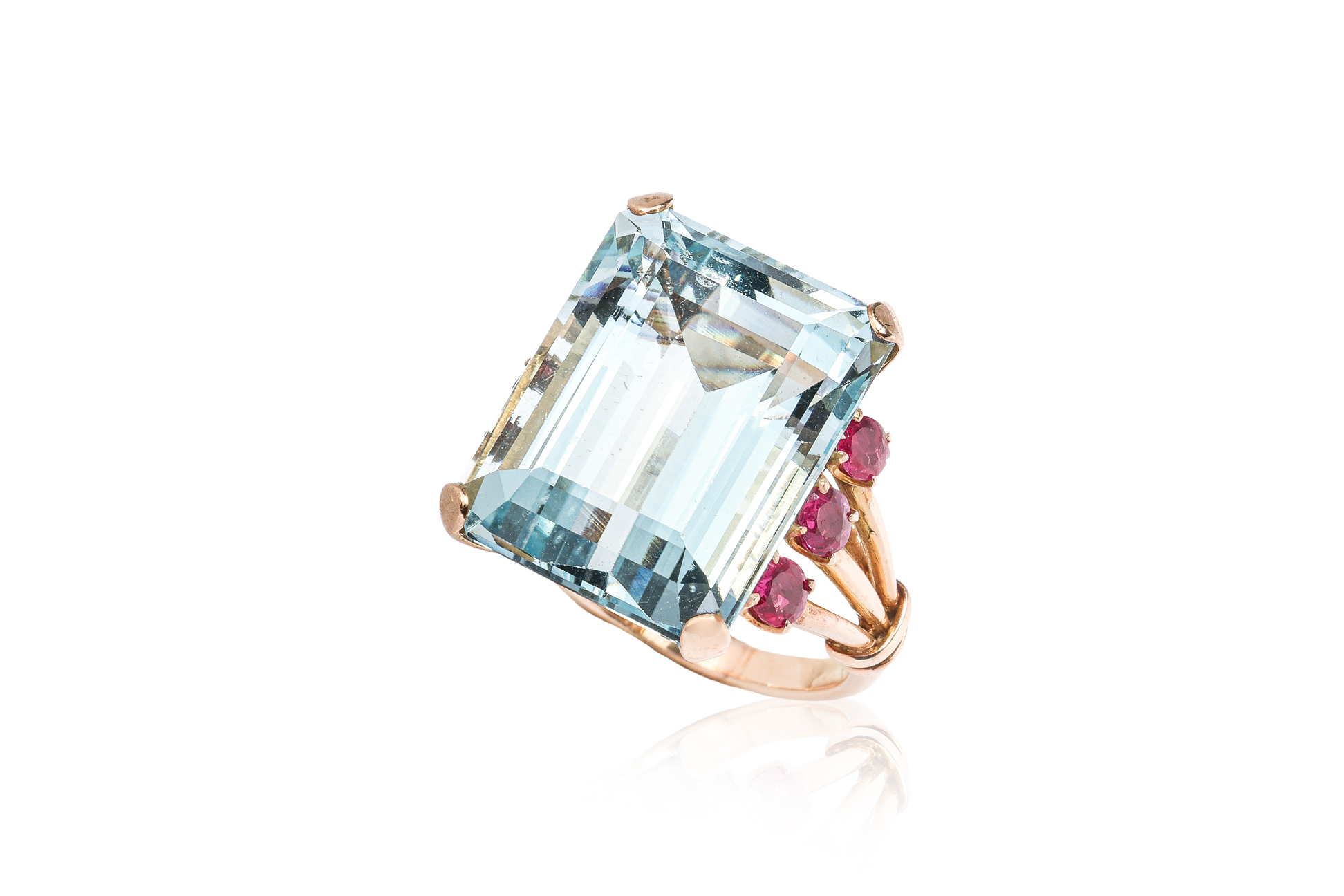 A LARGE AQUAMARINE AND RUBY RING