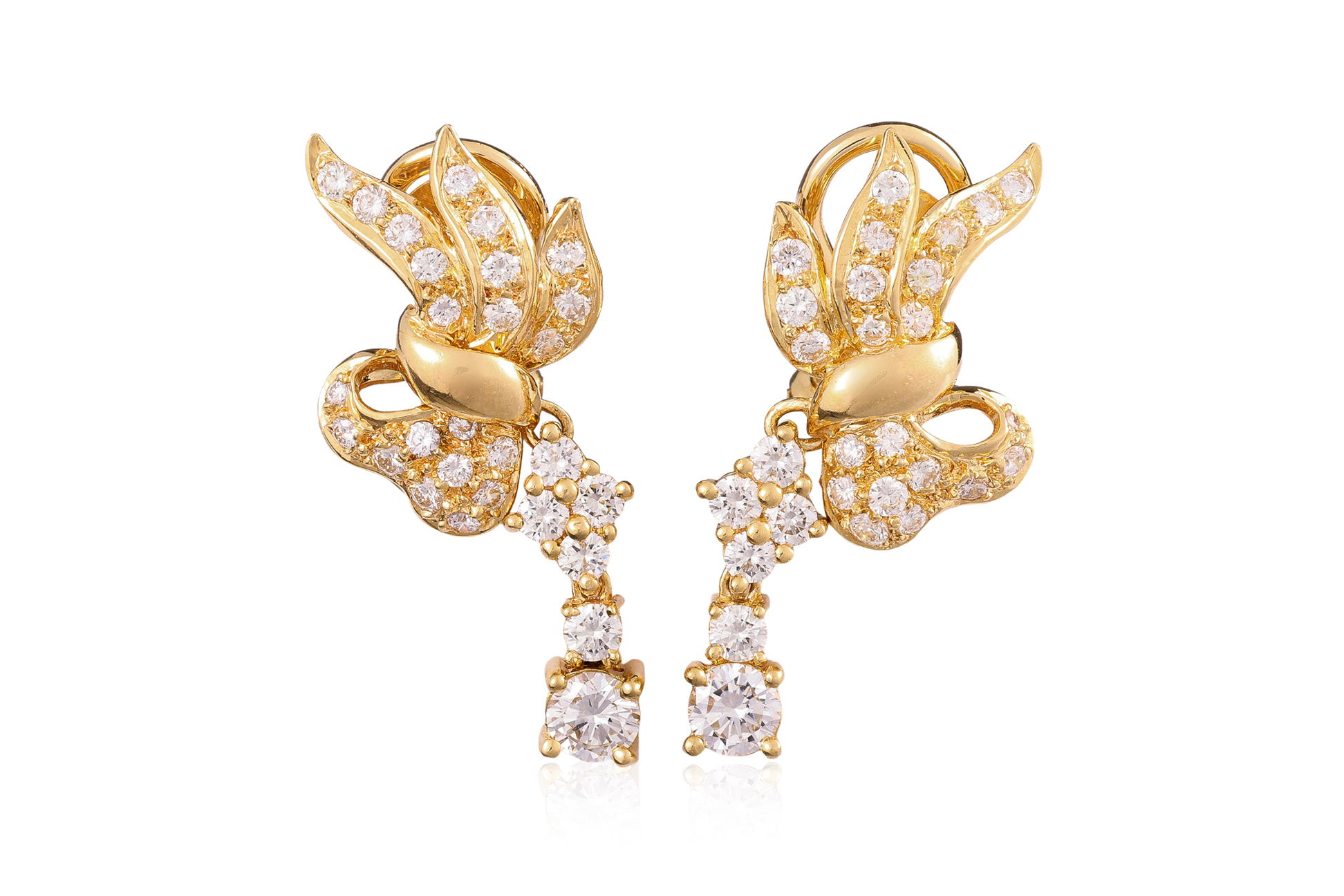 A PAIR OF HIGH KARAT GOLD DIAMOND CLIP-ON EARRINGS