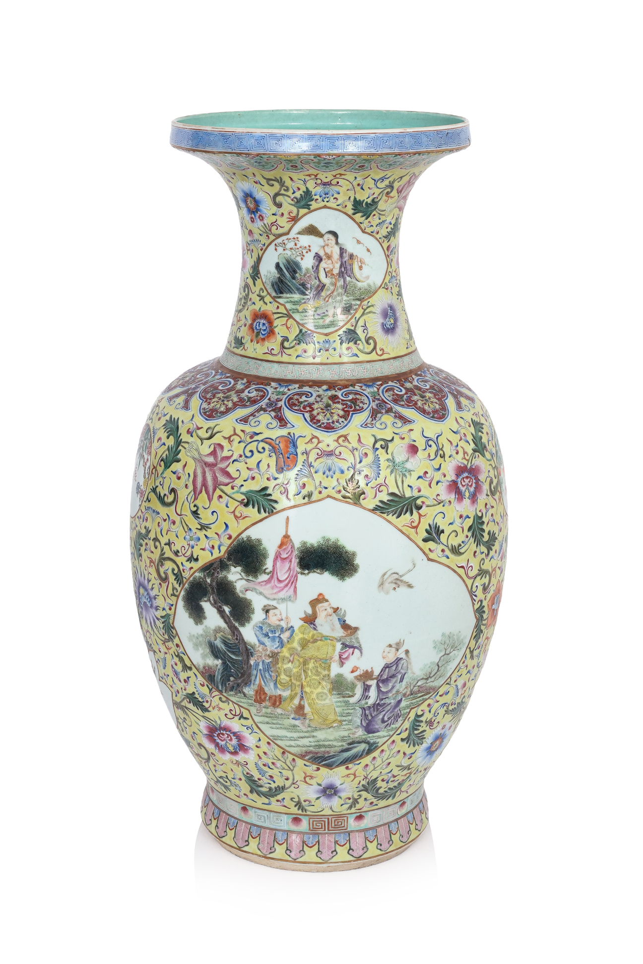 A LARGE AND IMPRESSIVE FAMILLE ROSE PORCELAIN VASE