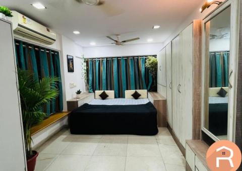 Fully Furnished 3BHK located in Lokhandwala Market, Andheri