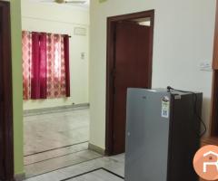 Fully furnished 3 BHK opposite AMB available for rent