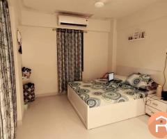 Sharing occupancy in a 3 bhk flat in Khar west