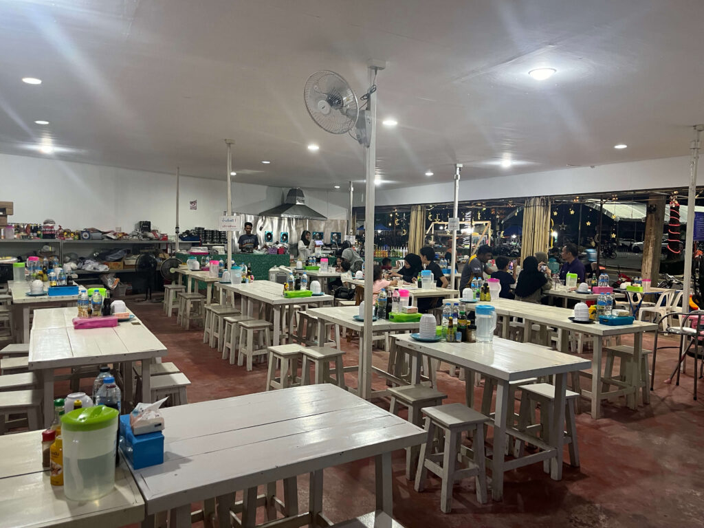 ข้าวต้มกุ๊ย ชาวเล อร่อยเด็ดกับอาหารทะเลสดใหม่ ราคาไม่แพง ในปัตตานี