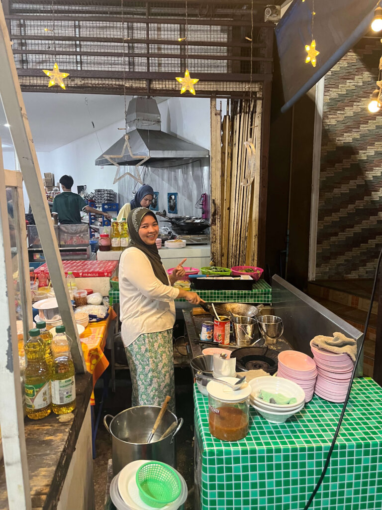 ข้าวต้มกุ๊ย ชาวเล อร่อยเด็ดกับอาหารทะเลสดใหม่ ราคาไม่แพง ในปัตตานี