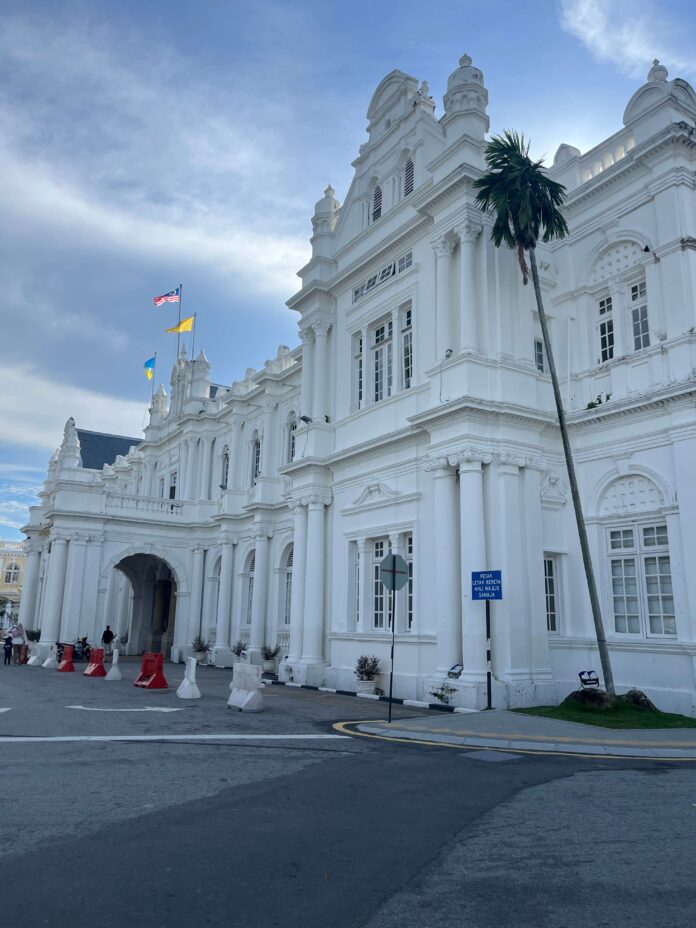 Penang City Hall: สัมผัสความยิ่งใหญ่ของสถาปัตยกรรมสไตล์อังกฤษ ชมวิวทะเลสวยงาม และเรียนรู้ประวัติศาสตร์สงครามโลก