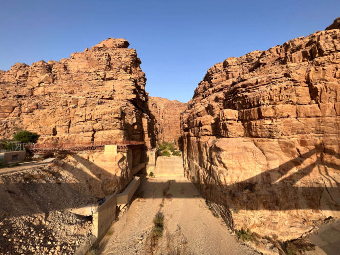 Wadi Mujib: บุกหุบเขาเร้นลับแห่งจอร์แดน เส้นทางสายน้ำกลางโตรกหินที่สวยจนลืมหายใจ!