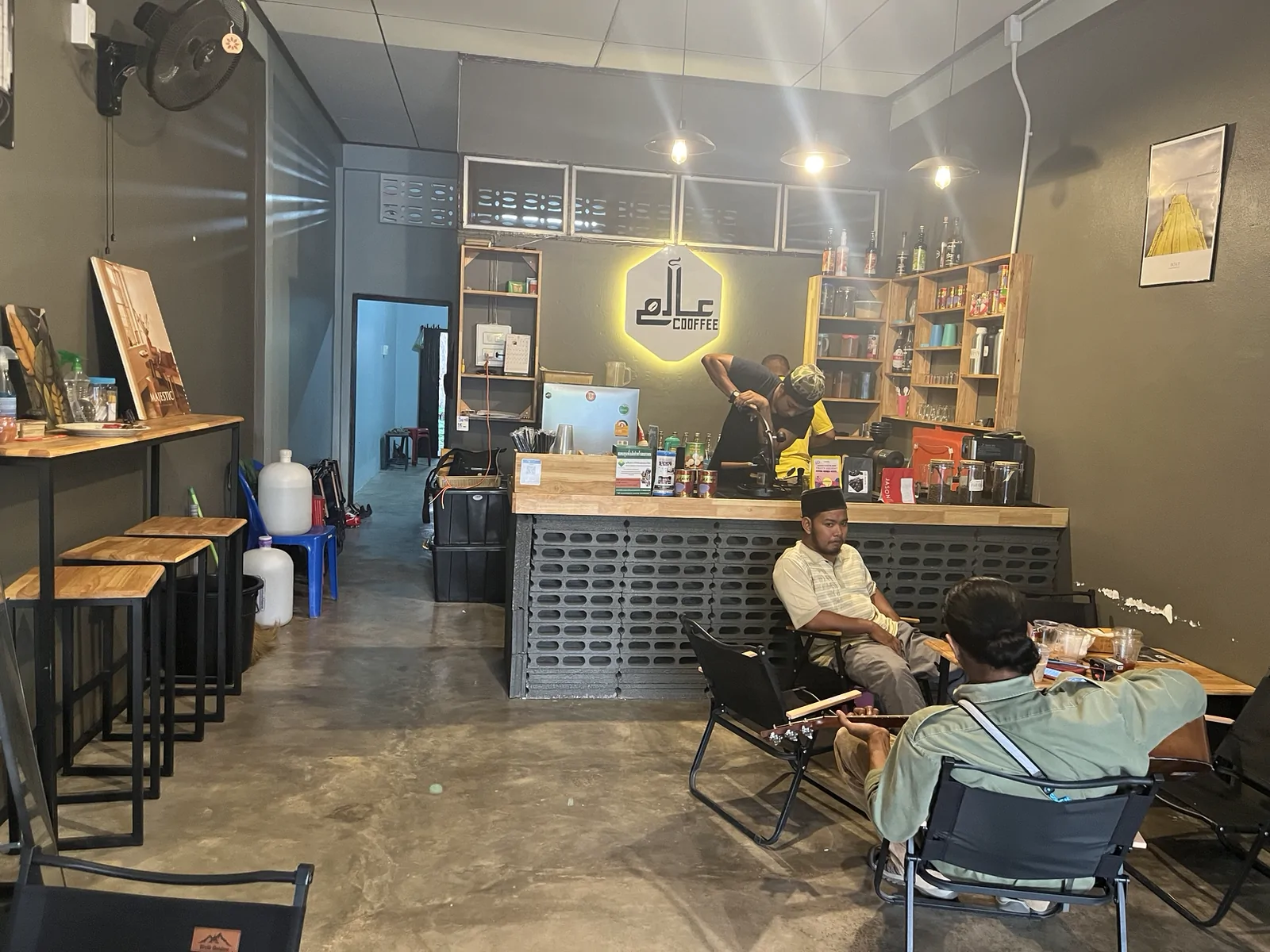 Alam café ยะหา, ยะลา — ที่นั่งในร้าน Alam Cafe มีโซนไหนบ้าง