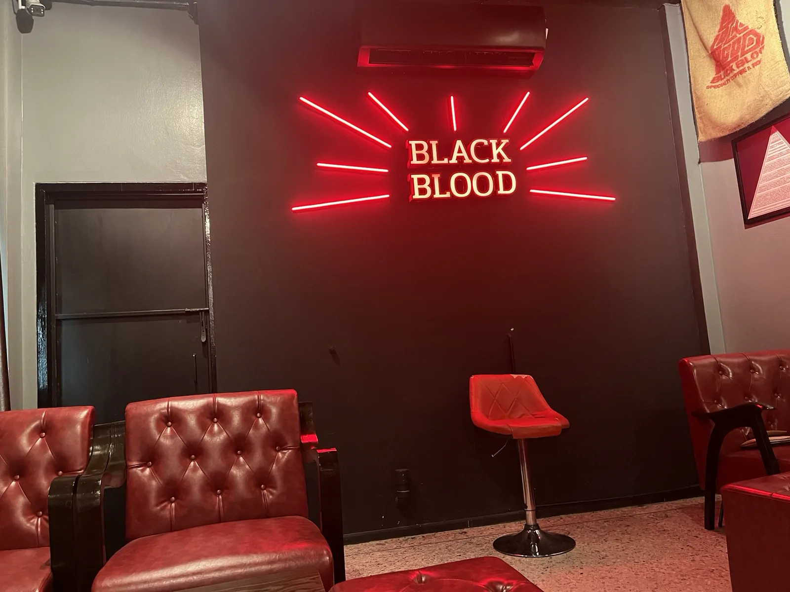 BLACK BLOOD Roastery เมืองยะลา — บรรยากาศร้าน Black Blood Roastery ยะลา เป็นยังไง