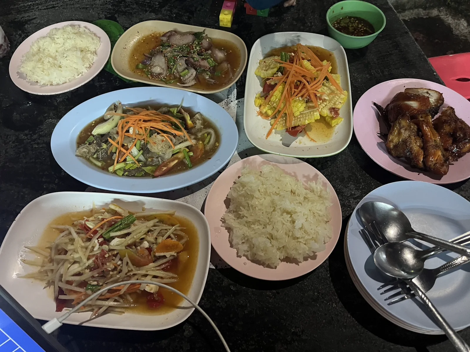 ร้านนดา ตำแซ่บหลาย เจ้าเก่าจิป๊ะ เมืองยะลา, ยะลา — บรรยากาศร้านนดา ตำแซ่บหลาย เป็นยังไง