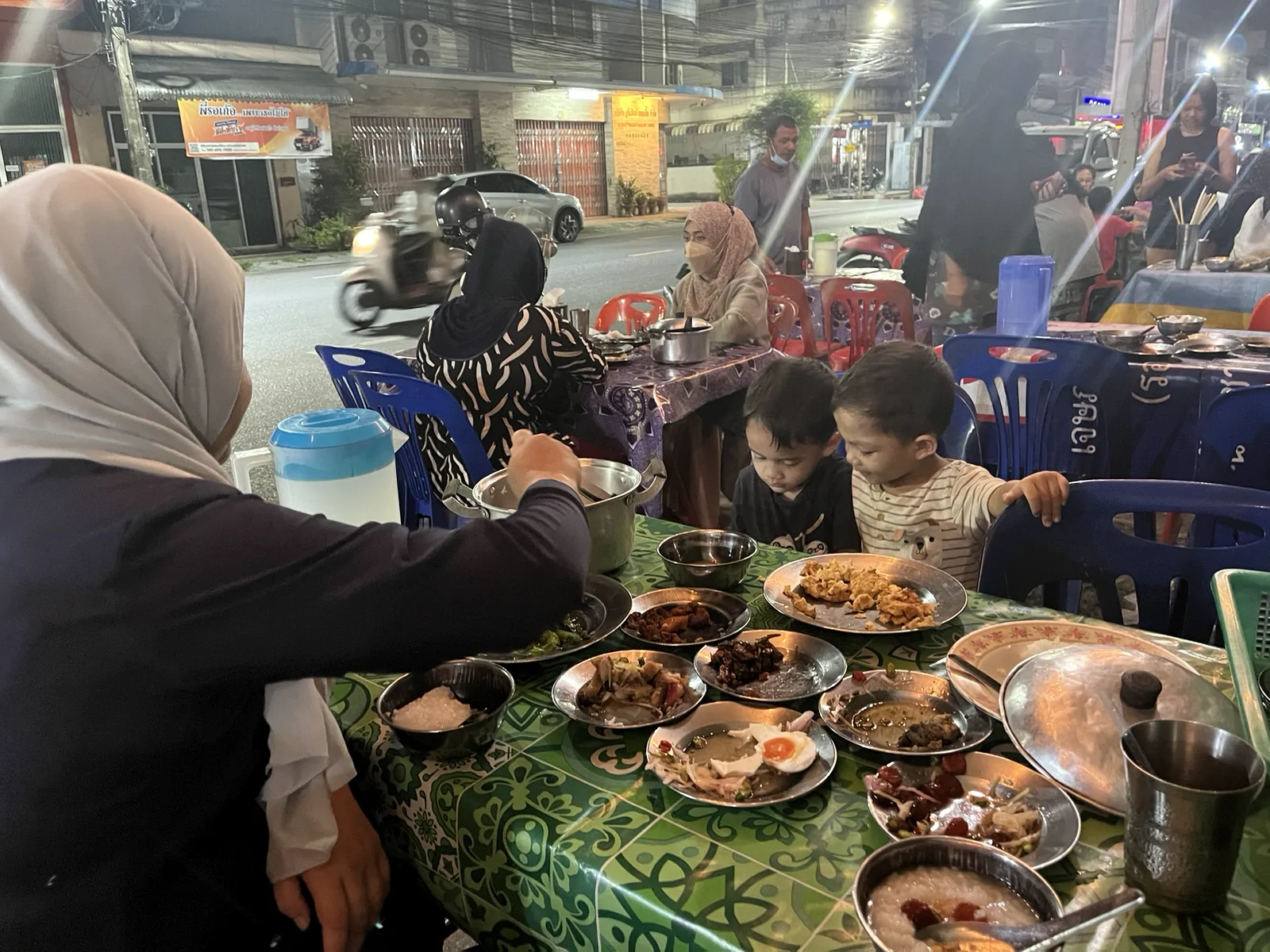 ร้านอิสลามข้าวต้มกุ๋ยบังหมีดหัวเขา หาดใหญ่ สงขลา — ร้านข้าวต้มกุ๊ยบังหมีด หัวเขา ย้ายมาอยู่ตรงไหน