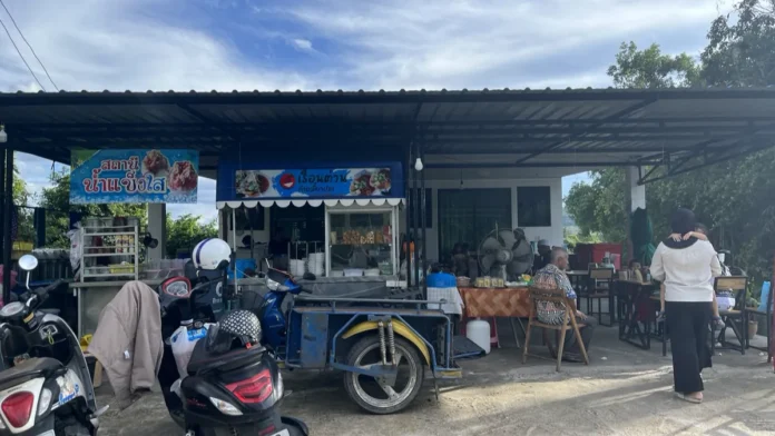 หน้าร้าน เรือนต่วนก๋วยเตี๋ยวปลา เจ้าเก่าผังเมือง 4 ยาลอ ตำบลยะลา อำเภอเมือง จังหวัดยะลา