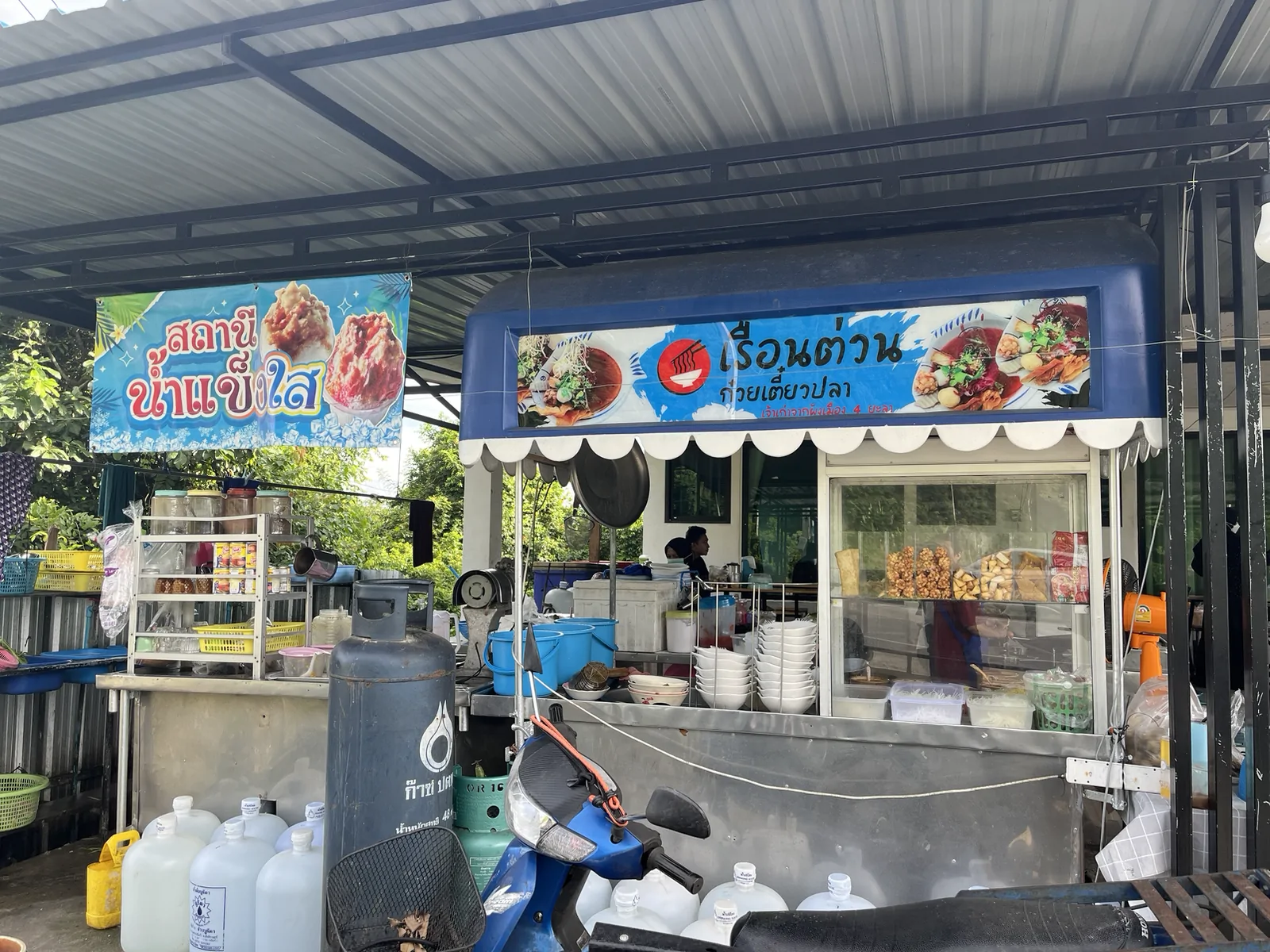 เรือนต่วนก๋วยเตี๋ยวปลา เจ้าเก่าผังเมือง 4 ยาลอ ตำบลยะลา อำเภอเมือง จังหวัดยะลา — บรรยากาศร้านริมทุ่งนา ยาลอ ยะลา