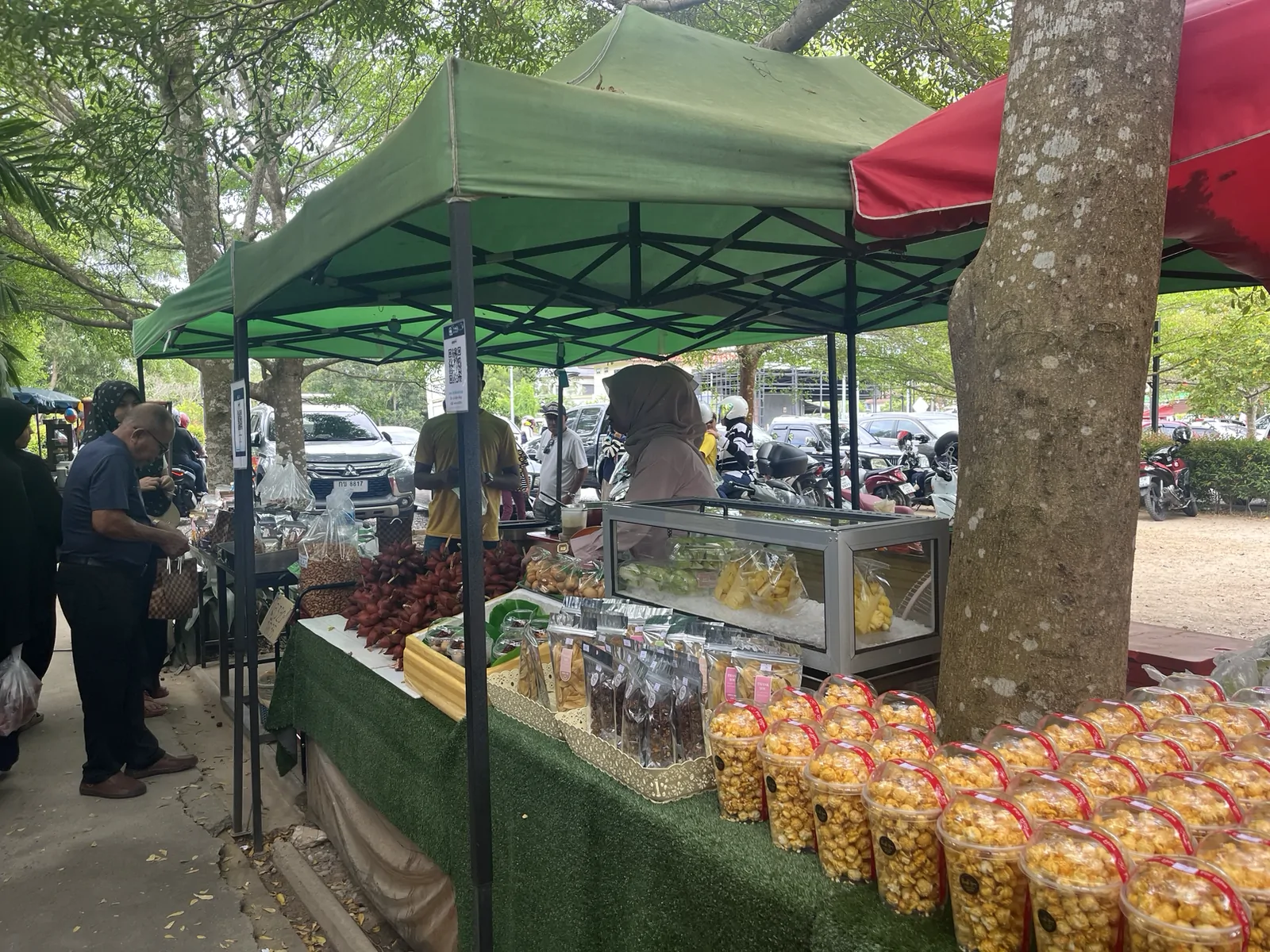 Rusdee Boat Noodle(Halal Muslim Restaurant) บางกล่ำ สงขลา — บรรยากาศร้านรุชดี นั่งกลางสวน ร่มรื่นสุดๆ