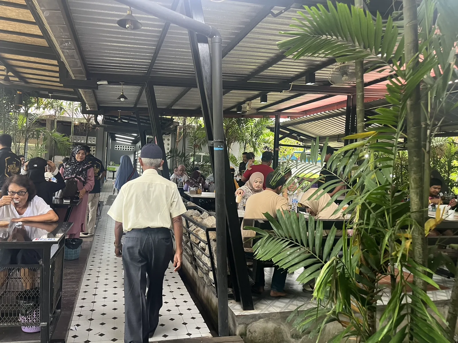 Rusdee Boat Noodle(Halal Muslim Restaurant) บางกล่ำ สงขลา — เมนูเด็ดร้านรุชดี ก๋วยเตี๋ยวเรือไก่น้ำซุปเข้มข้น
