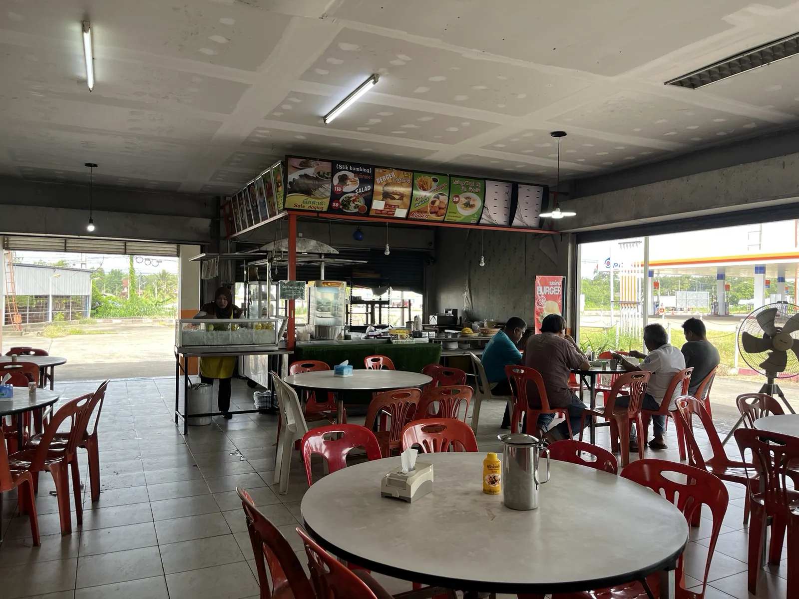 Sugarree Halal Restaurant (24HRS) พุนพิน, สุราษฎร์ธานี — นอกจากข้าวแกง มีโรตี เครื่องดื่ม และของฝากด้วย